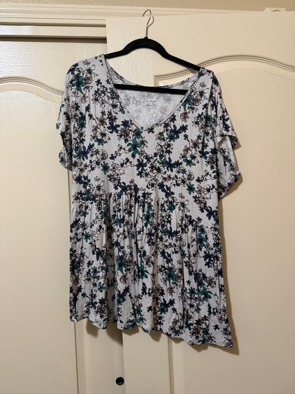torrid White Babydoll V-Neck Top with Teal & Navy Floral Print size 2